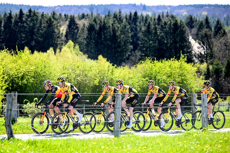 Wout van Aert (in de Belgische driekleur) en Tiesj Benoot rijden vooraan tijdens de verkenning van Luik-Bastenaken-Luik. Beeld Photo News