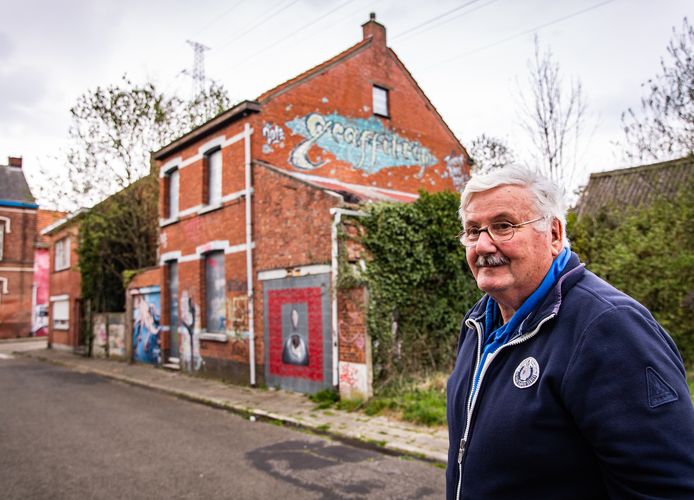 Paul De Belie, voor zijn oude woning aan de Vissersstraat 1 in Doel.