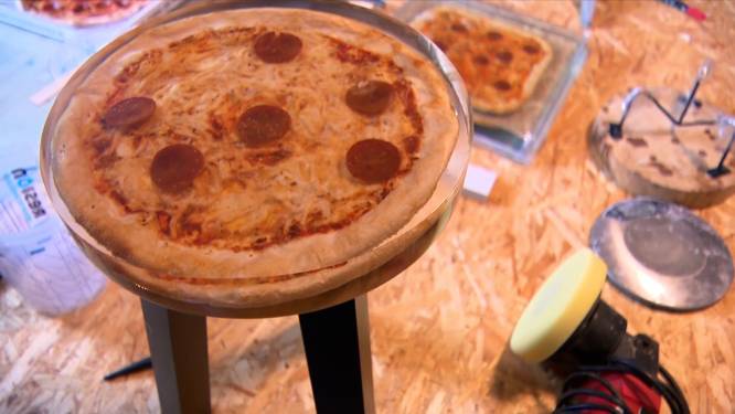 Speciale kunst: man maakt meubels van pizzastukken