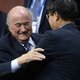Prins Ali trekt zich terug, Blatter herkozen als FIFA-voorzitter