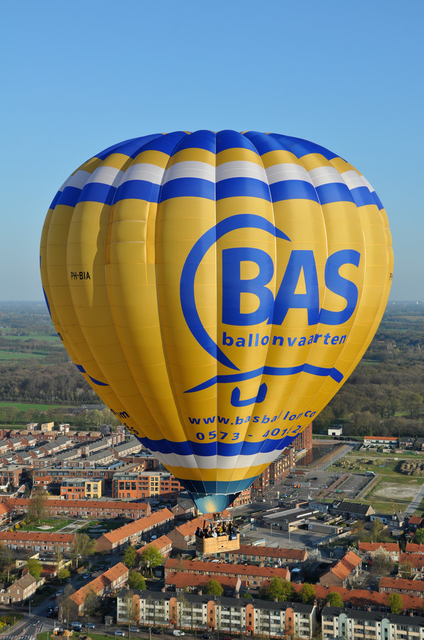 Iedereen mag weer mee varen met luchtballon Bas springt gat in de lucht Foto destentor.nl