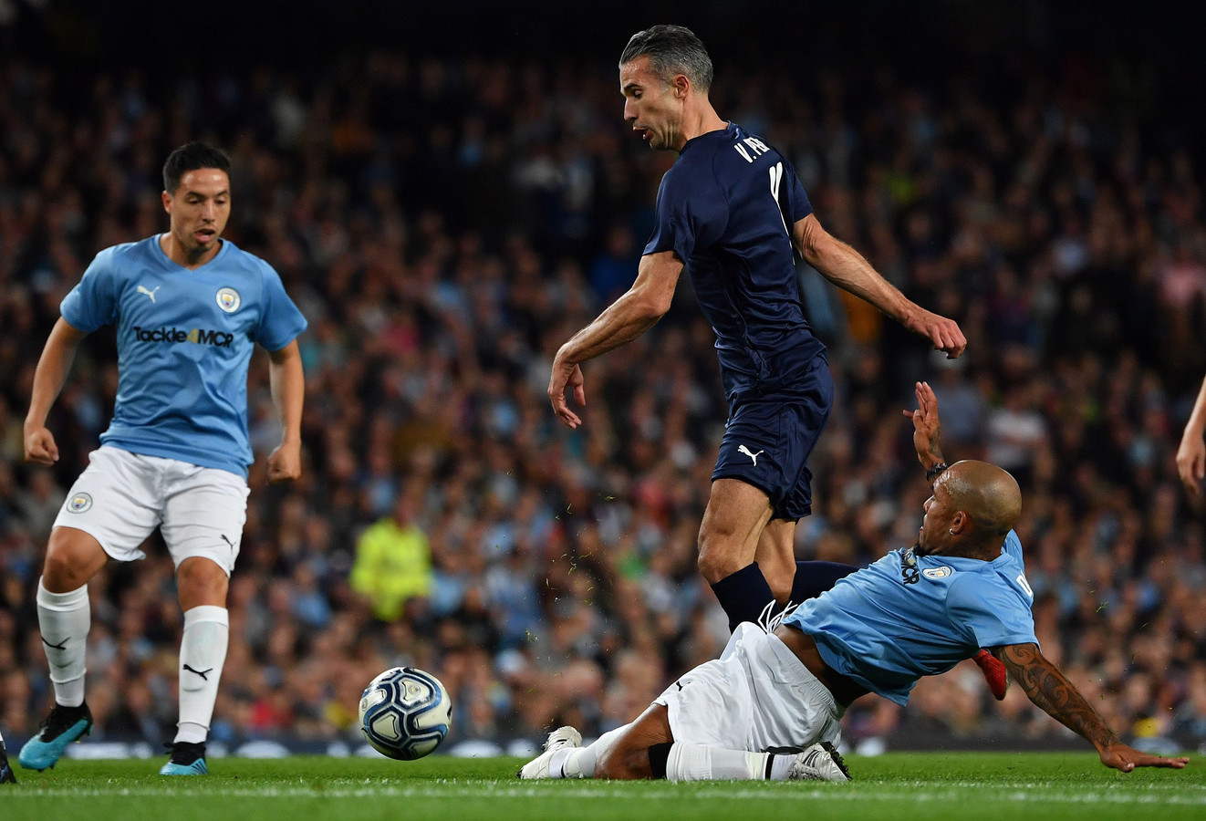 Nigel de Jong probeert Robin van Persie af te stoppen.