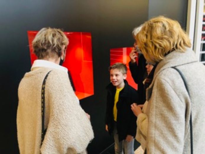 Danser Sepp van Ochten met zijn oma's bij zijn video in het Led Light District in de Heuvel in Eindhoven.