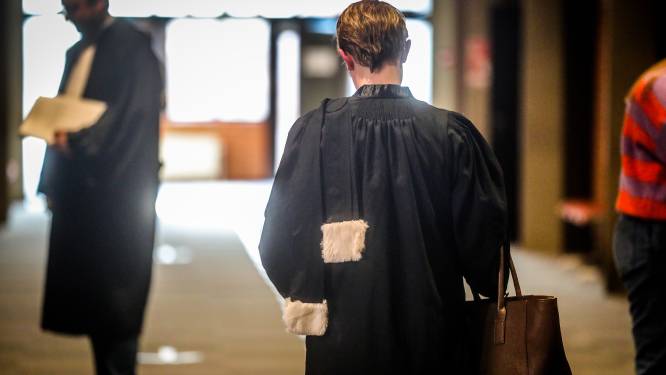 “Hij heeft mijn moeder volledig in zijn macht”: 74-jarige man riskeert celstraf nadat hij zoon van partner (85) ervan beschuldigt erfenis te stelen