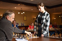 De 14-jarige schaakgrootheid Machteld van Foreest veegde 26 van de dertig leden van De Vughtse Toren van het bord tijdens een simultaanwedstrijd.