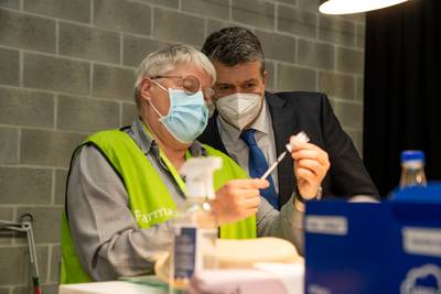 Somers wil Vlaamse ambtenaren inzetten bij boostercampagne in vaccinatiecentra