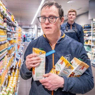 Eerste werknemer met down met pensioen: ‘Wouter is een begrip geworden’    