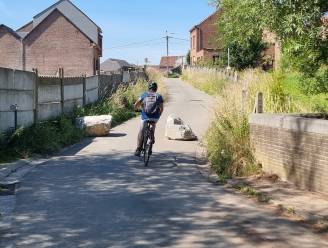 Rotsblokken jagen sluipverkeer uit woonwijk. Toch zijn fietsers ontevreden: “Wie bedenkt nu zo’n gevaarlijke oplossing?”