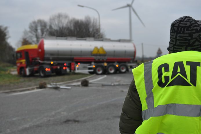 Een beeld uit november: mensen in gele hesjes blokkeren een weg, zodat vrachtwagenchauffeurs er niet langs kunnen.