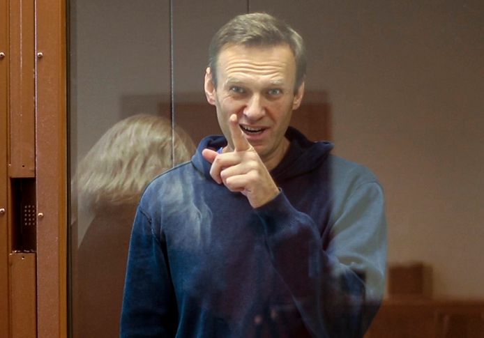 Navalny in een glazen kooi, tijdens zijn proces.