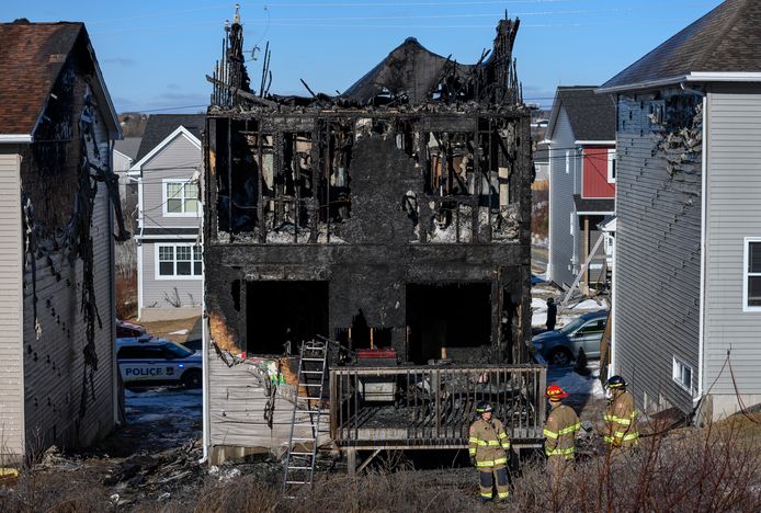 De autoriteiten doen onderzoek naar de brand in de woning van het gezin.