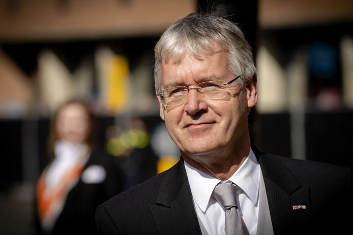 Demissionair minister Arie Slob zegt dat het niet nodig zal zijn de scholen dicht te doen om besmettingen te voorkomen, ook niet nu de besmettingsaantallen onder leerlingen veel sterker oplopen dan gemiddeld.