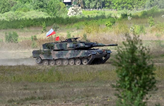 Een tank van het Poolse leger tijdens een oefening.