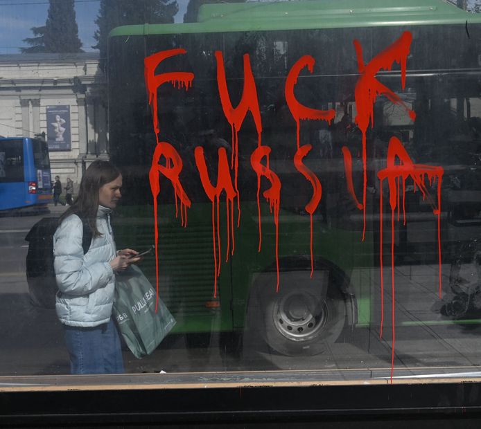 Een niet mis te verstane boodschap op een bushokje in Tbilisi.