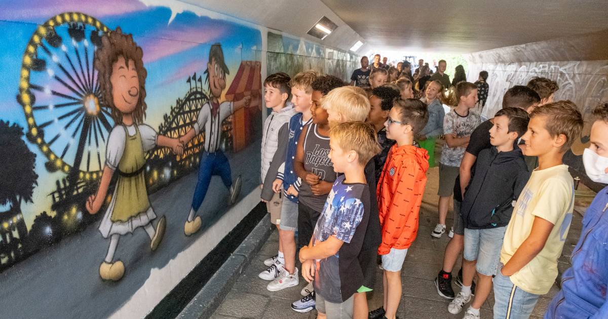 Souburgs stripverhaal siert de wanden van de fietstunnel tussen Oost en West