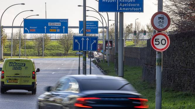 Zwolle grijpt in bij ‘vaag’ verkeers­plein naast snelweg A28: dit gaat er gebeuren
