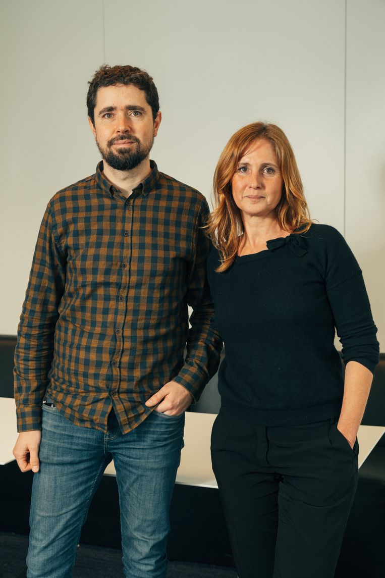 Onderzoekers Jean-Benoit Pilet en Karen Celis waren zelf verrast door de resultaten: 'Dat burgers zo negatief kijken naar de actoren in het spel, de politieke partijen en de politici, was ook voor ons nieuw.' Beeld Illias Teirlinck