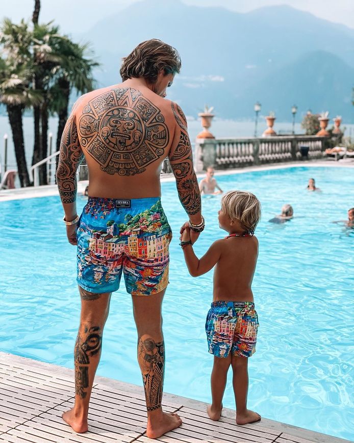 Formuleren Slechthorend merk op Zo vader, zo zoon, zo zwembroek: André Hazes en zoontje matchen aan het  zwembad | Showbizz | hln.be