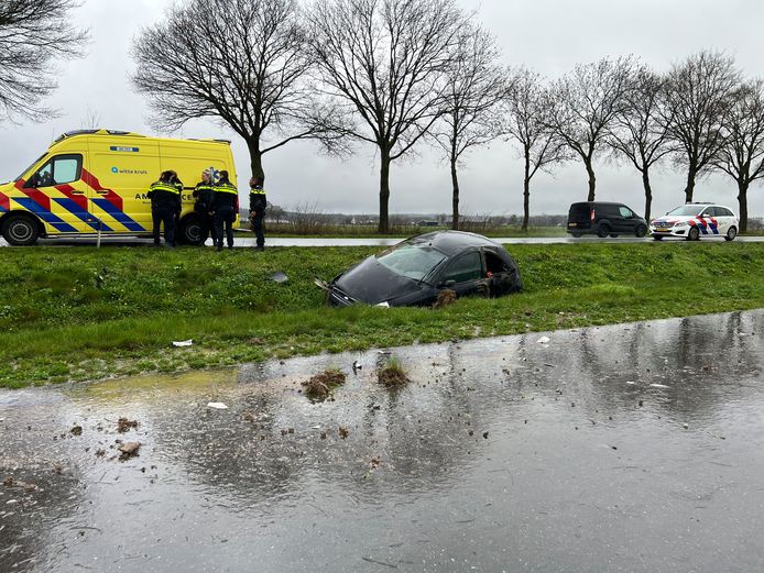 De auto is in de greppel beland nadat deze meerdere keren over de kop is geslagen op de Burgemeester van Breemenweg in Azewijn.