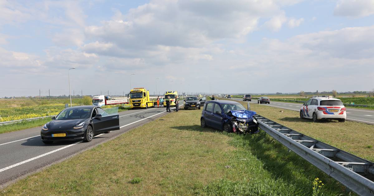 Weer botsing op N50: automobilist klapt op auto voor hem en raakt gewond.