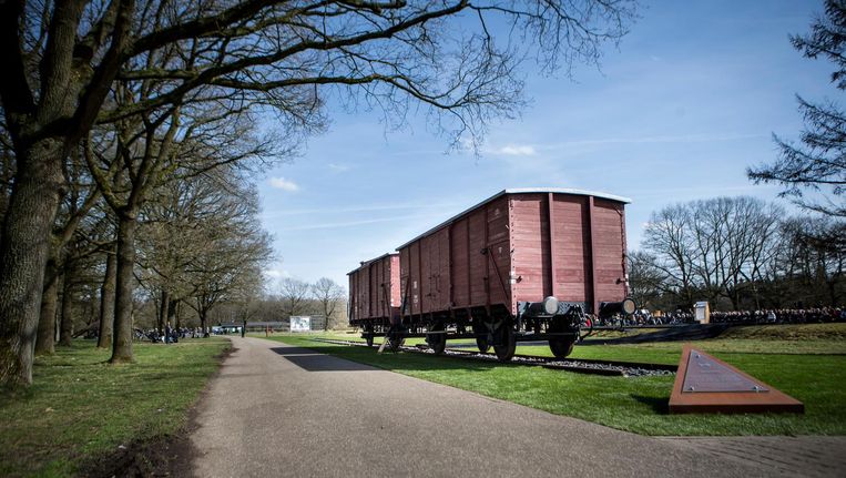 Twee originele goederenwagons op het herinneringscentrum Kamp Westerbork Beeld ANP
