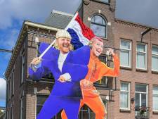 VIDEO | Amsterdams café onthult gevelversiering met hakkende koning