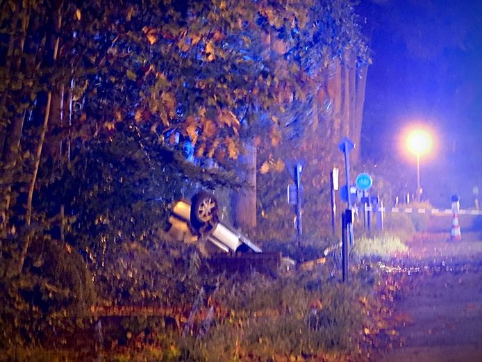 De wagen belandde tegen een duiker in de gracht.