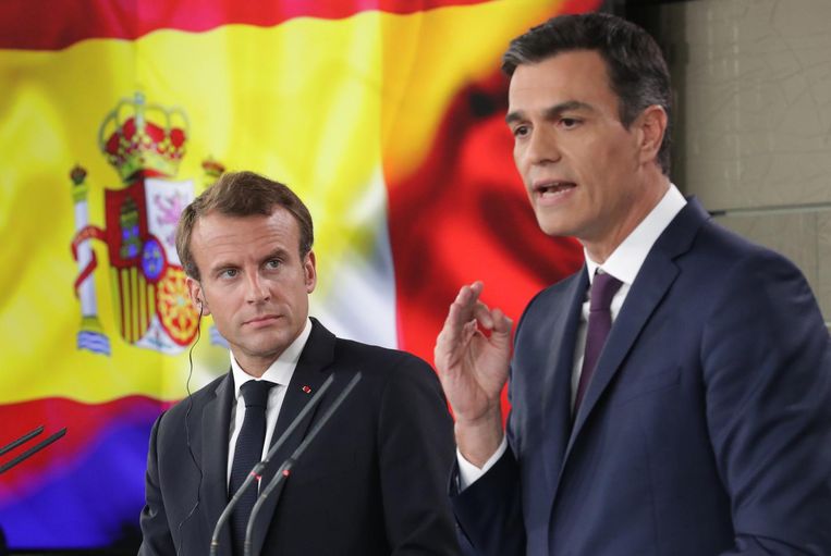 Archiefbeeld van de Franse president Macron en de Spaanse premier Sanchez tijdens een persconferentie in 2018. Beeld epa
