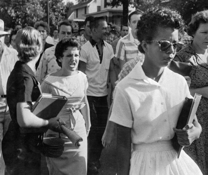 De negen zwarte scholieren kregen de nodige verwensingen naar het hoofd geslingerd tijdens het betreden van de school in 1957.