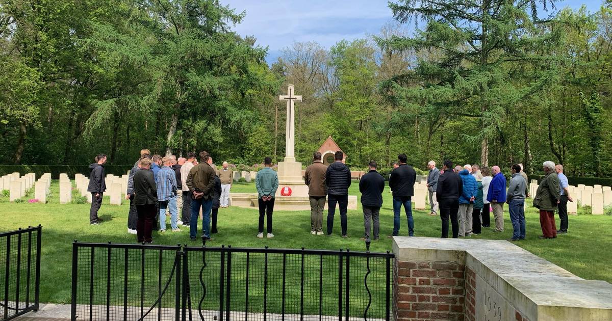 Hoe Laat Begint Kerkdienst Engels Kerkhof Oosterbeek Krans op Engels kerkhof en op bijzondere voertuigen naar eindexamen