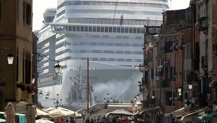 Grote cruiseschepen als de MSC Divina kunnen de haven van Venetië en het delicate ecosysteem in de lagune beschadigen. Beeld reuters