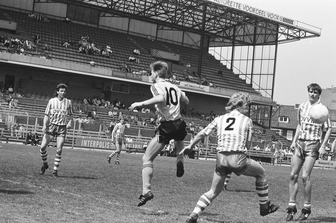 De wedstrijd NAC-Veendam in 1988. De tribunes zijn troosteloos leeg.