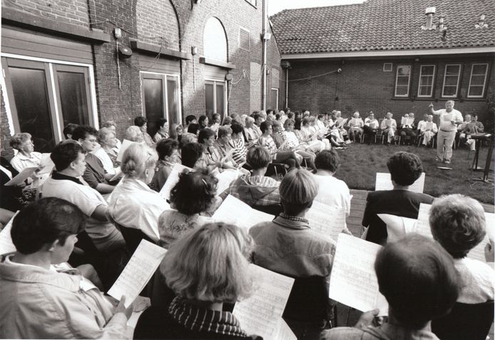 Dirigent Ad van de Wetering initieerde eind jaren tachtig een Roois vakantiekoor. Inwoners van Sint-Oedenrode die niet op vakantie gingen, studeerden buiten in de zon een concert in. In de topjaren trok het initiatief over de honderd zangers en zangeressen.