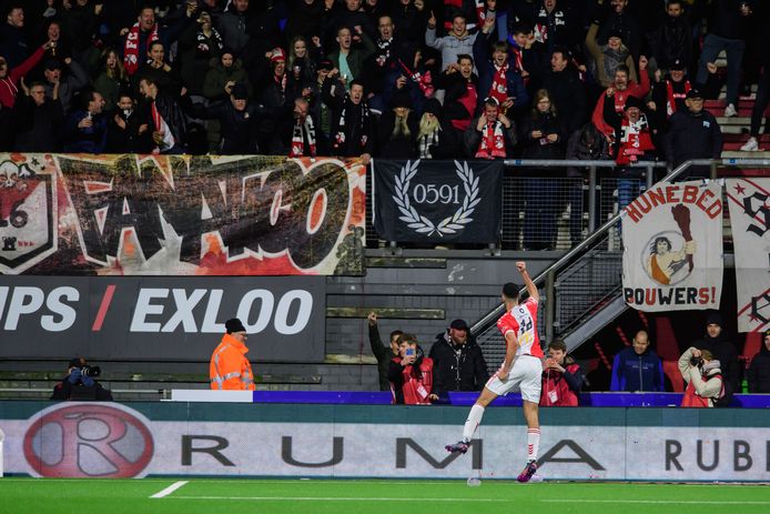 Reda Kharchouch krijgt het publiek in Emmen op de banken.