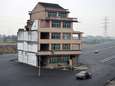 Huis midden op Chinese snelweg omdat echtpaar poot stijf houdt