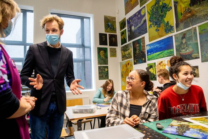 Onderwijsminister Dennis Wiersma brengt een bliksembezoek aan het SintLucas.