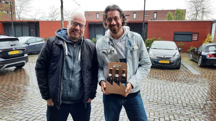 Laurens Ubert en Boudewijn Goossens maken deze zaterdag een tocht door Nederland om bier af te leveren