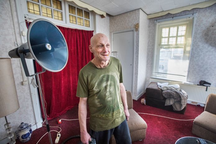 Harry Blom, een van de krakers van de ambassade van Congo. Voor de gelegenheid had hij zijn kamer netjes opgeruimd.