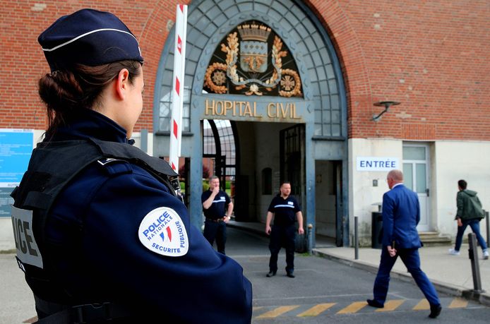 Een politieagent voor het Universitair Ziekenhuis van Reims, waar maandag een 37-jarige verpleegster werd doodgestoken.
