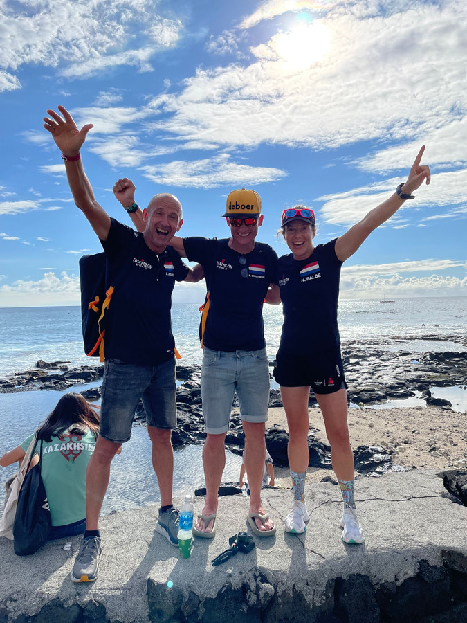 Ludolf Reijntjes, Bas Groothedde en Nelleke Baldé (vlnr) samen op Hawaii. Emese Timmermans is de vierde Zeeuw.