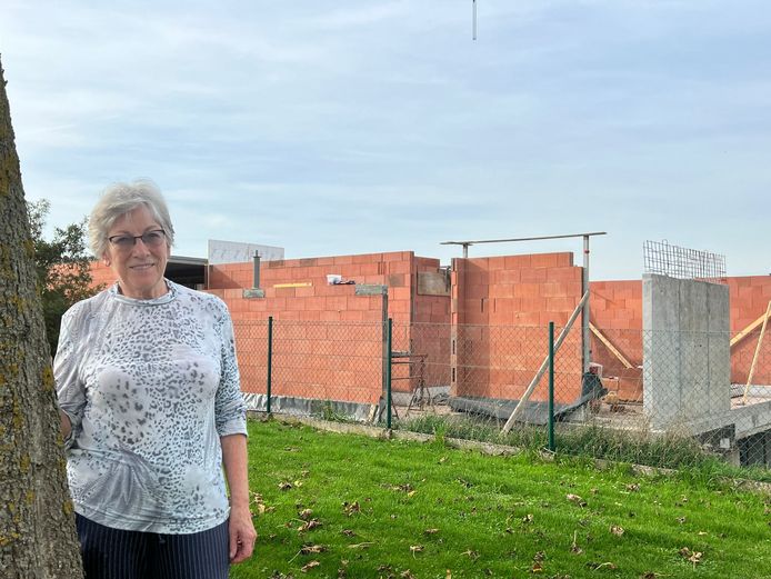 Jacqueline Mangelinckx (76) voor haar stukje grond, waar ze nu aan het bouwen zijn.
