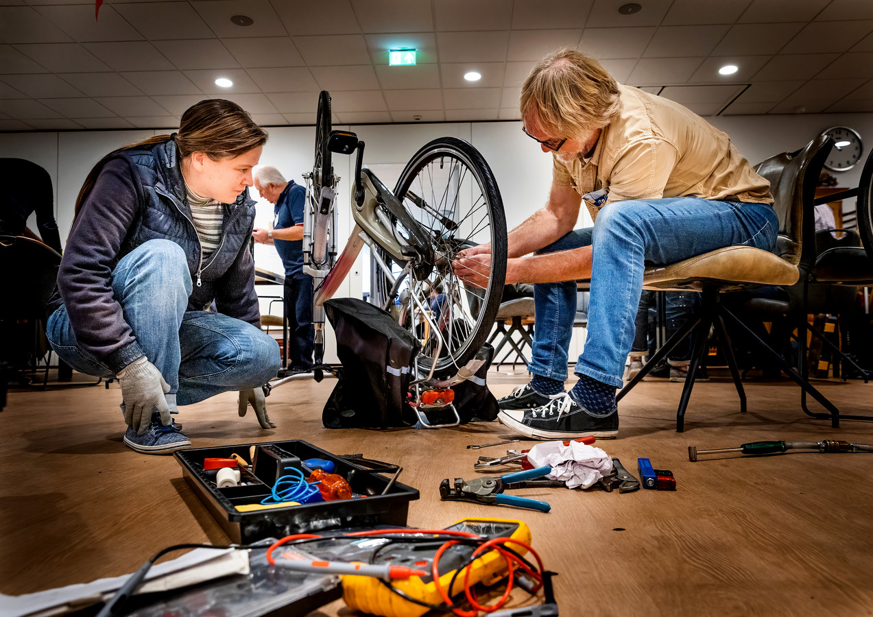 Het Repair Café in Oud-Beijerland opende zijn deuren op de nieuwe locatie, zelfs voor een fietsreparatie