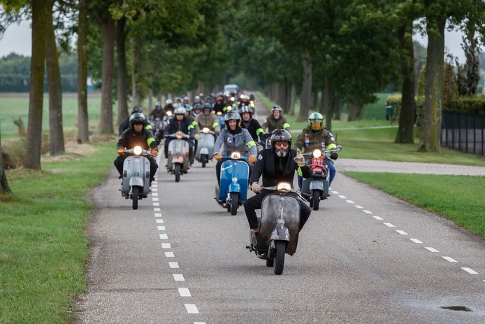 Ondanks de slechte weersvooruitzichten reden vele in kostuum gehulde rijders een scootertocht door West-Brabant met als doel geld ophalen voor prostaatkanker. Toon Lazeroms voert de groep aan op zijn klassieke Vespa.