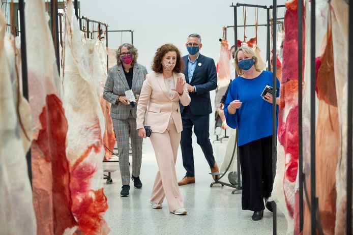 Cultuurminister Ingrid van Engelshoven, midden op de foto in roze outfit, bezocht zaterdag museum De Lakenhal in Leiden voor een rondleiding door de tentoonstelling van Claudy Jongstra en langs de vaste collectie.