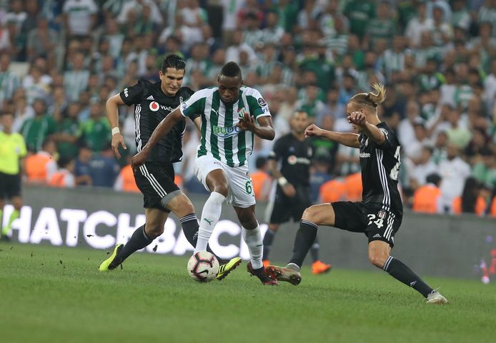Sakho in het shirt van Bursaspor versus de Kroatische verdediger Vida van Besiktas.