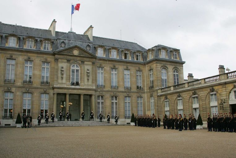 Wie op bezoek komt op het Elysee, drinkt netjes wijn mee. Beeld afp