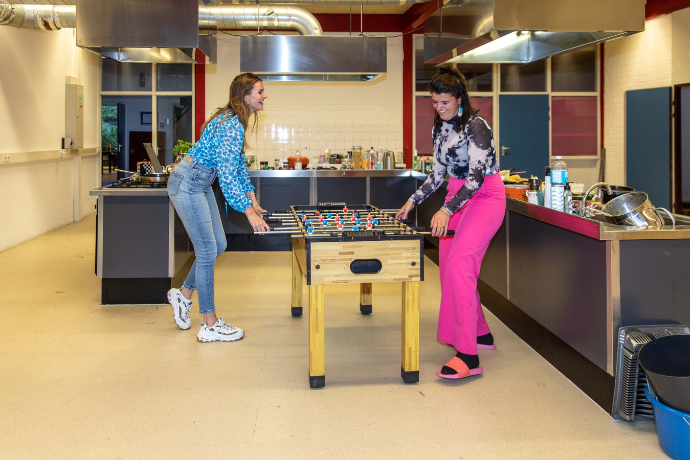 Tafelvoetballend met huisgenote Danieck Bosschaart in de gemeenschappelijke keuken.