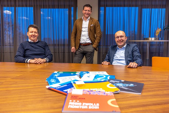 Ronald Knoll, Jasper Vrieling  en Marnix van Daal (vlnr) op de derde etage van Dommerholt Advocaten in Zwolle.