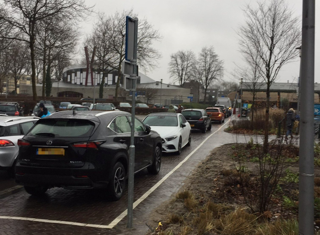 ophef-over-parkeerplaatsen-bij-winkelcentrum-bieshof-je-kan-de-straat