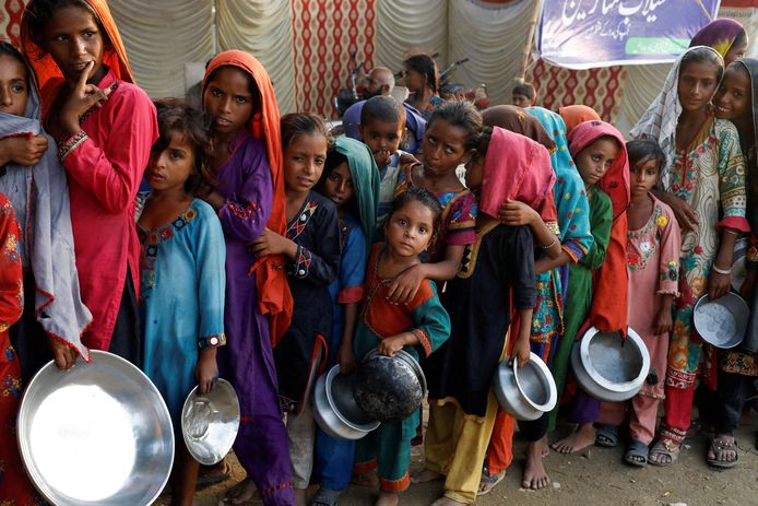 Slachtoffers van de recente overstromingen in Pakistan staan in de rij voor voedsel. Ruim 30 miljoen Pakistanen zijn op de vlucht voor de klimaatramp die werd veroorzaakt door de uitstoot van broeikasgassen door voornamelijk rijke geïndustrialiseerde landen.